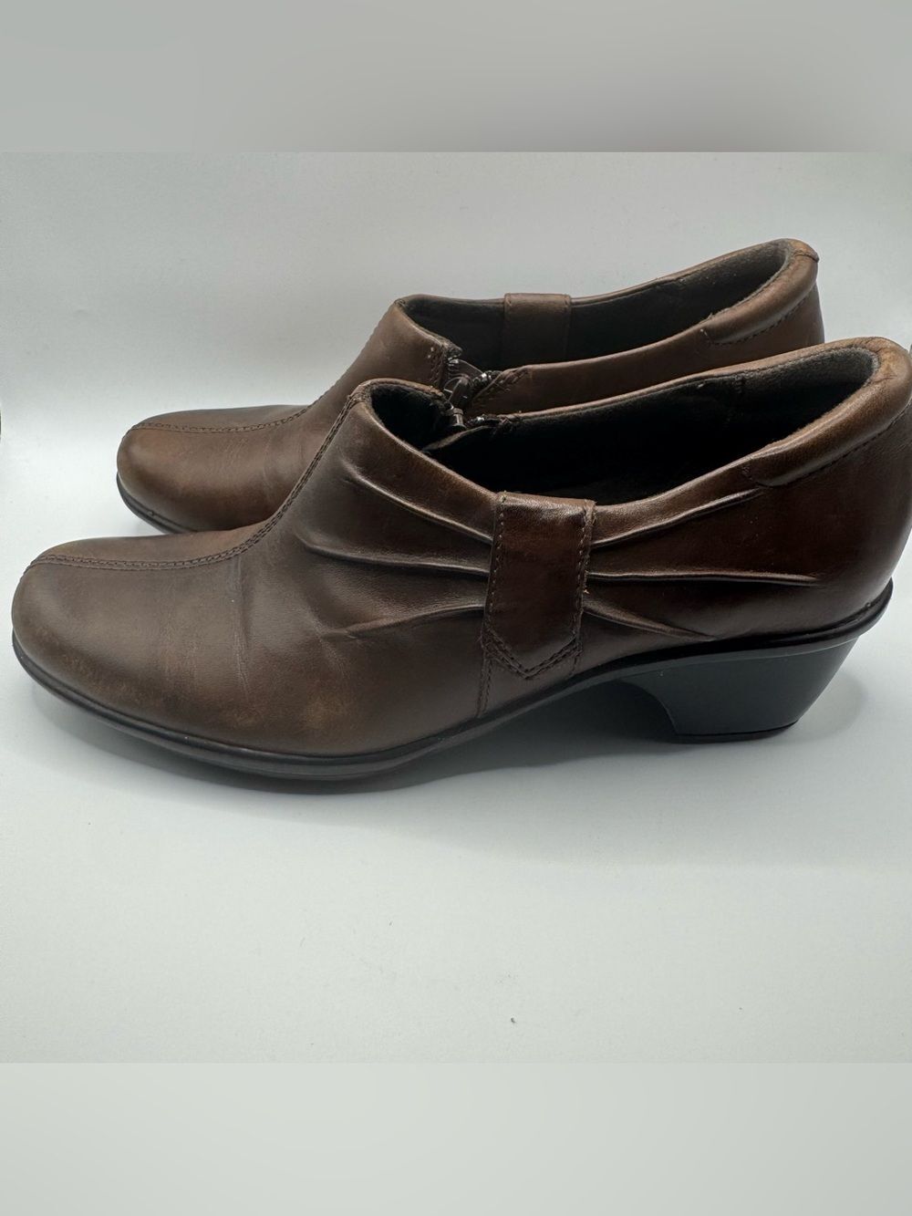 Clarks Womens Brown Zipper Low Cut Boot Size 7.5 M Ankle Comfort Classic Casual